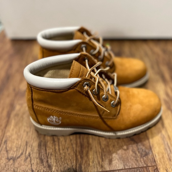 Women’s white trimmed Timberline boots - Picture 3 of 6